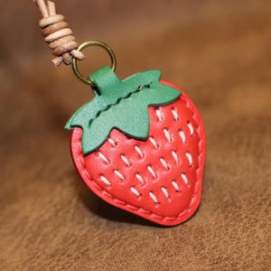 Leder Rot Erdbeere Taschenanhänger, Handgemachte Obst Erdbeeren Taschenanhänger, Obst Taschenanhänger Taschenanhänger, Leder Charm Geschenk