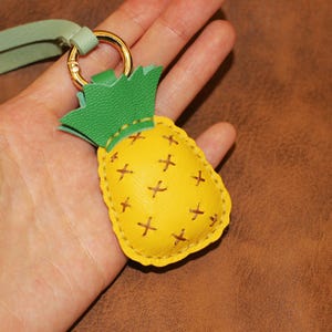 Leder Gelb Ananas Taschenanhänger, Handgefertigte Obst Ananas Taschenanhänger, Obst Taschenanhänger Taschenanhänger, Leder Ananas Charme Geschenk