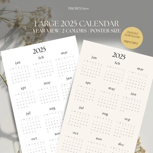 Puede incluir: Dos calendarios imprimibles de 2025 en tamaño póster. Un calendario es blanco con texto negro y el otro es crema con texto negro. Ambos calendarios presentan una vista anual con cada mes mostrado en un cuadrado separado.
