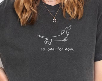 Camiseta corta "So Long for Now Dachshund" - Camiseta cuadrada con colores cómodos - Ilustración de perro dibujada a mano - Bonita camiseta con gráficos estéticos para amantes de los perros