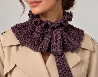Handgefertigter Schal und Lätzchen aus Bambusgarn in der Farbe Dusty Plum, gehäkelter Halswärmer mit Rüschen