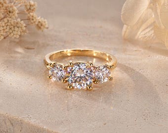 モアッサナイトリング、18Kゴールドメッキ925スターリングシルバー、スリーストーンエンゲージリング、プロミスリング、キュービックジルコニアサイドストーン、ウェディングリング