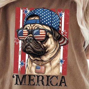 Peut inclure: T-shirt marron avec un bouledogue français portant une casquette bleue et blanche à motifs d'étoiles et des lunettes de soleil avec un motif de drapeau américain. Le graphisme comprend des rayures rouges et blanches, des étoiles et le mot "MERICA".