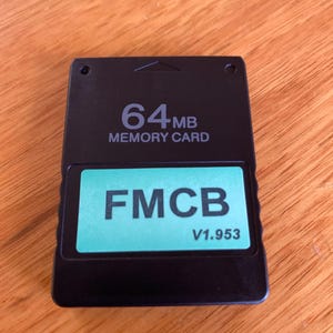 FMCB McBoot Free MC Boot Card v1.953 voor Sony PS2 Slim-consoles: het in de demo getoonde model is SCPH-70002. Lees de disclaimer hieronder: