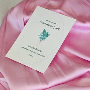 Può includere: Un biglietto d'invito bianco con un'illustrazione floreale rosa e il testo "you're invited to a little pilates party" e "sunday 8th december" e "orchard house, marylebone, london NWr" e "at 9am".