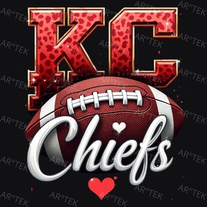 Può includere: Una grafica "KC" rossa e dorata con un motivo a stampa leopardata, un pallone da calcio marrone con lacci bianchi e la parola "Chiefs" in bianco con un cuore rosso sopra.