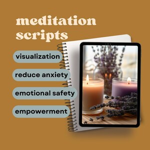 Può includere: Un tablet che mostra un'immagine di natura morta di due candele e fiori di lavanda. Il tablet è aperto su una pagina con il testo "meditation scripts" e un elenco di quattro argomenti di meditazione: visualizzazione, riduzione dell'ansia, sicurezza emotiva e empowerment.