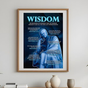 Könnte beinhalten: Ein blaues und weißes Poster mit dem Wort "WISDOM" in großer, fetter Schrift. Das Poster zeigt ein Zitat über Weisheit und enthält mehrere Bibelverse aus dem Buch der Sprichwörter.