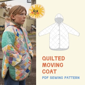 Pode incluir: Um casaco acolchoado colorido com um design de patchwork, usado por uma pessoa. O casaco tem um capuz e fecho de botões. Ao lado do casaco está um diagrama do casaco e o texto "QUILTED MOVING COAT PDF SEWING PATTERN". Um logotipo de sol amarelo está no canto superior esquerdo.