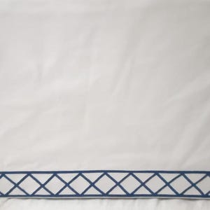 Diamond embroidery Bed skirt 400 Thread Count White 100% Cotton Sateen Bed Skirt Three Sided Coverage with Platform