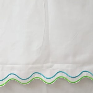 Double scallop Mix Tone embroidery Bed skirt - 400 Thread Count White Cotton Sateen Bed Skirt Three Sided Coverage with Platform