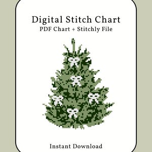 Könnte beinhalten: Digitales Stichmuster mit einem pixeligen Weihnachtsbaumdesign und weißen Schleifenakzenten. Der Text auf dem Bild lautet "Digital Stitch Chart PDF Chart + Stitchly File" und "Instant Download". Der Hintergrund ist hellgrün.