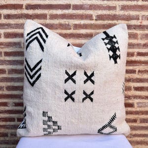 Handmade Moroccan Kilim Pillow Cover: Vintage Boho Decor, 45cm