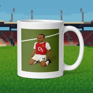 Thierry Henry Knee Slide Mug – Arsenal Legend Gift – Football Pixel Art Coffee Cup – Gunners Fan Present
