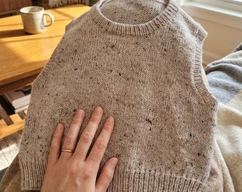 Naadloos breipatroon voor een vest, van boven naar beneden aan te trekken, geschikt voor beginners, verkrijgbaar in maten XS t/m 5XL (PDF-download)