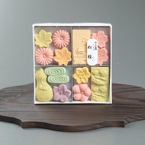 Keihoan Kyoto Higashi Dry Confectionery: "Shōrai (Pine Brocade)" - 28 Pieces