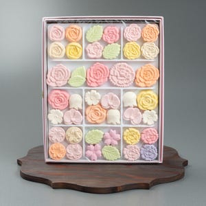 Baikodo Kagawa Higashi Dry Confectionery: &quot;Anniversary Rose&quot; - 41 Pieces