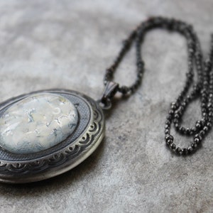 Vintage Stil Opal Locket Siegel Silber Überzogene Andenken Medaillons Weißes Glas Feuer Opal Anhänger Sterling Kugelkette Halskette für Braut Bild 6