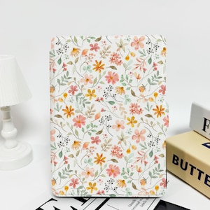 Spring Meadow Floral – Anpassat Kindle-skal 10:e/11:e/12:e (6 tum) – Handrem eller genomskinlig baksida, passar Paperwhite, Colorsoft, Scribe, Kobo Clara och Libra