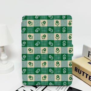 グリーンフローラルパッチワークカスタムKindleケース10/11/12（6インチ）対応 – ハンドストラップまたはクリアバック、Paperwhite、Colorsoft、Scribe、Kobo Clara、Libraに対応