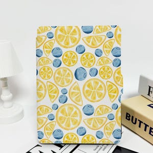 Lemon Blueberry - Personalisierte Kindle Hülle - Optionale Handschlaufe, passend für Paperwhite 1/2/4, Kindle 2022, 10th & 11th Gen, Colorsoft Cover etc