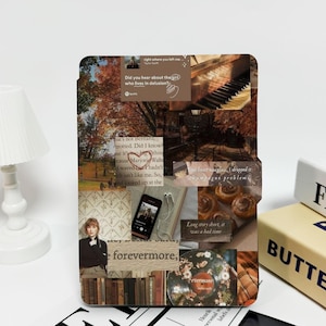 Könnte beinhalten: Eine Collage aus Bildern mit einer Klaviertastatur, einem Buch mit dem Text "forevermore", einem Stapel Bücher, einer Tasse Kaffee und einem herzförmigen Aufkleber. Die Collage ist auf braunem Hintergrund gedruckt.