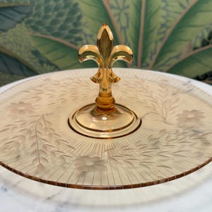 Glaswerk, vintage Fostoria geëtst amberkleurig glazen schaaltje, sandwichserver met fleur-de-lis-handvat.