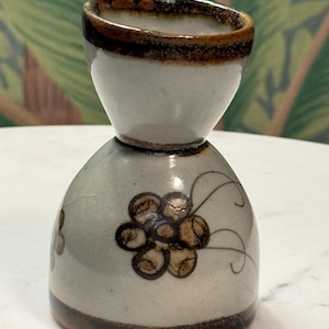 エッグカップ、ヴィンテージ トナーラ ケン エドワーズ メキシコ陶器エッグカップ、手描きのフォークアート、花のモチーフ。