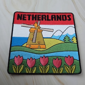 Op de afbeelding: Een set van drie keramische mokken met een gespikkelde, matte afwerking. De mokken zijn in crème, lichtbruin en donkerbruin. Elke mok heeft een eenvoudig, minimalistisch ontwerp.