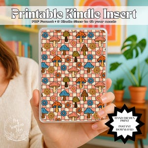 Peut inclure: Une coque Kindle transparente avec un motif coloré de champignons et de fleurs sur un fond à carreaux roses et blancs. Le texte "Printable Kindle Insert" est en haut. La coque est tenue dans une main. L'image comprend également le texte "Hand Drawn Print Instant Download".