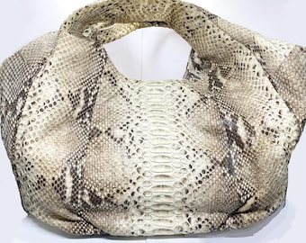 Bolso de mano tipo cubo XL de piel de serpiente pitón auténtica, de forma libre, usado, en tonos fríos crema, gris topo, chocolate y marrón ceniza, 47,2 x 25,4 cm