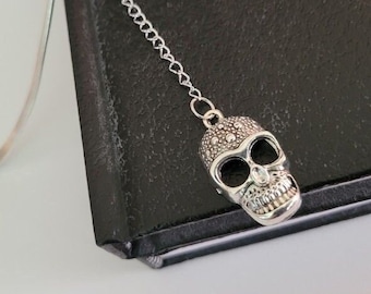 Handmade Skull Bookmark, gothic book accessory, dark academia, macabre reader writer gift, silver metal chain bookish decor