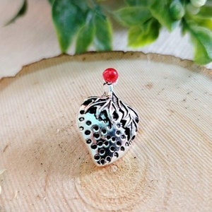Strawberry brooch pin, handmade fruit accessory, small berry fashion jewelry, fairycore cottagecore garden lapel pin, nature lover gift