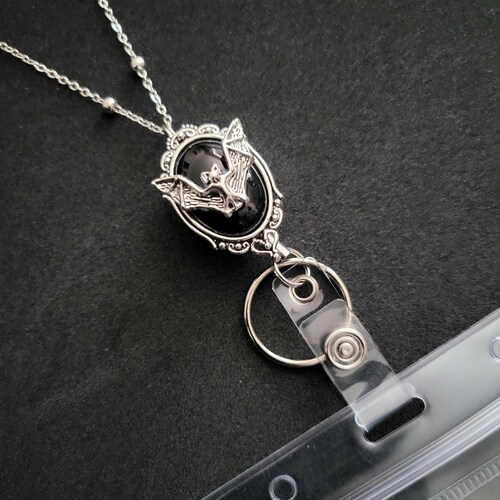Collar retráctil con carrete de murciélago gótico, cordón portatarjetas de identificación, accesorio de terror con calavera hecho a mano, marco de camafeo plateado y negro, cadena para portatarjetas, regalo