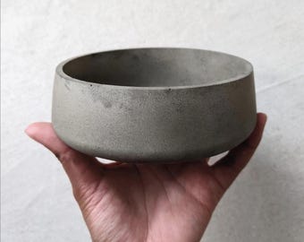 Ciotola in cemento grigio / Piccola fioriera rotonda in cemento / Piatto portaoggetti in cemento / Piatto espositivo in cemento / Ciotola espositiva decorativa / Ciotola con bordo curvo