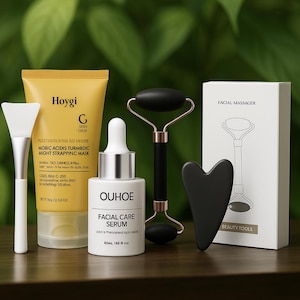 Puede incluir: Un conjunto de herramientas para el cuidado facial que incluye un tubo amarillo de mascarilla facial etiquetado como "Hoygi", una botella de vidrio transparente de suero etiquetada como "OUHOE Facial Care Serum 80mL 168 fl oz", un rodillo facial negro, una herramienta facial en forma de corazón negro y una caja blanca etiquetada como "Facial Massager Beauty Tools".