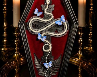 Vitrina gótica con forma de ataúd y esqueleto de serpiente real, pieza de colección de historia natural, estilo Dark Academia, vitrina de curiosidades para pared.