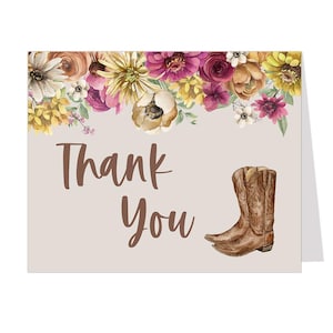 Bottes de cowboy, cartes de remerciement, bottes de douche nuptiale et notes pliées rustiques et fleuries pétillantes à l'intérieur de la papeterie de mariage