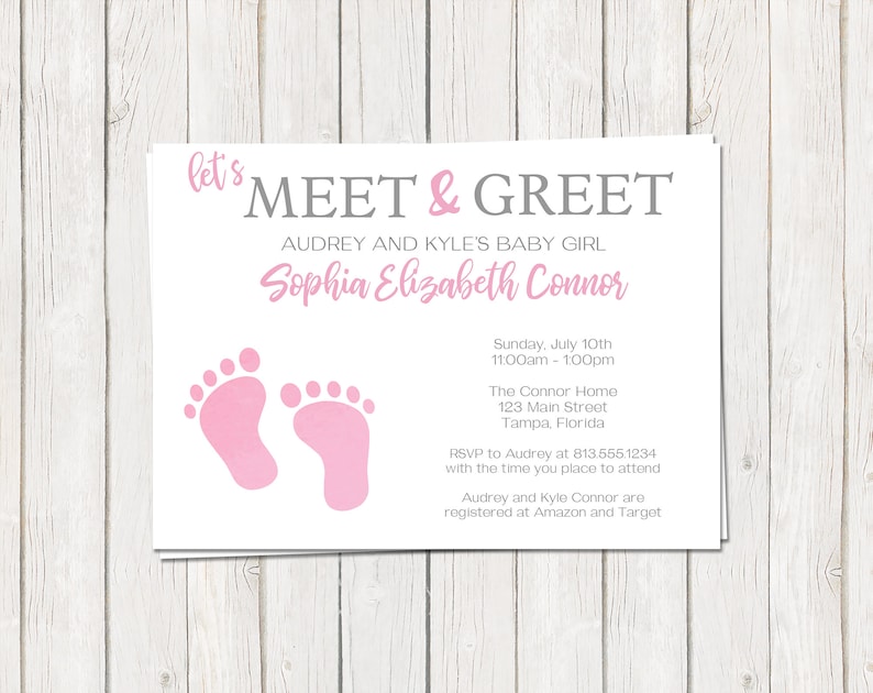 Puede incluir: Huellas de pies de beb&eacute; rosas en una tarjeta blanca con el texto "let's MEET & GREET" y "AUDREY AND KYLE'S BABY GIRL Sophia Elizabeth Connor". La tarjeta tambi&eacute;n incluye la fecha, la hora y la ubicaci&oacute;n del baby shower.