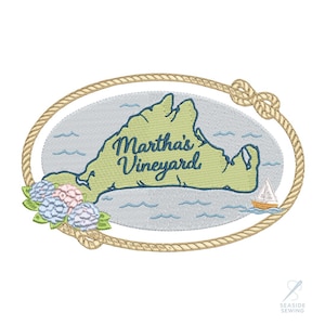 Puede incluir: Un diseño bordado con el contorno de Martha's Vineyard en verde, con el texto "Martha's Vineyard" en una fuente cursiva. El diseño incluye un borde de cuerda, un velero y flores azules y rosas.