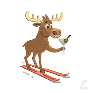 Op de afbeelding: Geborduurd ontwerp van een cartoon eland op ski's, met een martini in de hand. De eland is bruin met bruine geweien en glimlacht. De ski's zijn rood en het martiniglas heeft een groene olijf. Het ontwerp staat op een witte achtergrond.