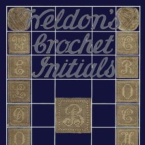 Peut inclure: Une couverture de livre vintage avec le titre "Weldon's Crochet Initials" en écriture cursive. La couverture est bleu marine avec une grille de carrés au crochet en beige. Le texte "With Directions for Working A to Z Two Pence" est en bas de la couverture.