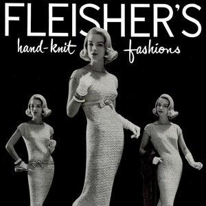 Puede incluir: Tres mujeres modelan vestidos de punto hechos a mano en una fotografía en blanco y negro. Los vestidos son todos del mismo estilo, un vestido ajustado, hasta la rodilla, con cuello redondo y mangas cortas. Las mujeres llevan guantes blancos y tienen el pelo peinado de forma similar. El texto de la imagen dice "Fleisher's fashions hand-knit" y "Vol. 103 60$".