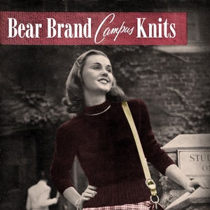 Op de afbeelding: Een zwart-witfoto van een vrouw die een kastanjebruine trui en een geruite rok draagt. Ze houdt een bruine tas vast met een gele band. De tekst "Bear Brand Campus Knits" staat bovenaan de afbeelding. De tekst "VOL. 335 35c" staat onderaan de afbeelding.