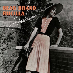 Könnte beinhalten: Ein schwarzes und rosafarbenes Strickkleid mit einem schwarzen Cardigan und einem breitkrempigen Hut. Das Kleid hat einen Faltenrock und einen Gürtel. Der Text "BEAR BRAND BUCILLA Fashions" befindet sich oben im Bild. Der Text "VOL-309" befindet sich unten links im Bild. Der Text "No. 1510 (See Page 40)" befindet sich unten rechts im Bild. Der Text "25¢ (IN U.S.A.)" befindet sich unten rechts im Bild.