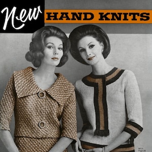 Pode incluir: Duas mulheres modelam peças de tricô. A mulher à esquerda usa uma jaqueta e uma saia de tweed marrom e branco. A mulher à direita usa um suéter branco com listras marrons e pretas. O texto "New Hand Knits" está no topo da imagem. O texto "Bear Brand FLEISHER Yarns" está na parte inferior da imagem. O texto "Vol. 66 60¢ (In Canada 80¢)" está no canto inferior direito da imagem.