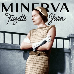 Puede incluir: Una mujer con un vestido de punto beige, sombrero y guantes blancos. El vestido tiene un patrón de cuadrícula y un cinturón marrón. La imagen es de una revista vintage para hilo Minerva.
