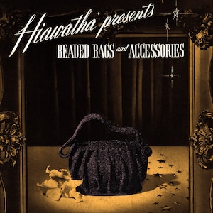 Può includere: Una borsa nera di perline con un design plissettato, esposta su uno sfondo dorato con un motivo a stella. L'immagine è incorniciata con una cornice dorata ornata. Il testo "Hiawatha presents BEADED BAGS and ACCESSORIES" è in alto nell'immagine. Il testo "K.Melina" è in basso a sinistra dell'immagine. Il testo "No. 30 - 25c" è in basso a destra dell'immagine.