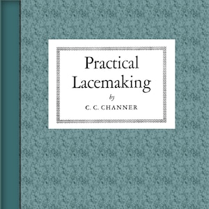 Può includere: Una copertina di libro blu-verde con un rettangolo bianco al centro. Il rettangolo ha un bordo nero e il testo "Practical Lacemaking" con il nome dell'autore "C.C. Channer" sotto.