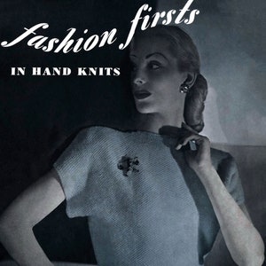 Puede incluir: Una portada de revista vintage con una mujer que lleva un suéter de punto azul claro con un cinturón negro. El título de la revista es "Fashion firsts in hand knits" y el número de volumen es "76".